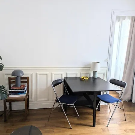 Charming Light Flat In Goncourt Parigi