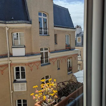 Charming Light Flat In Goncourt Parigi